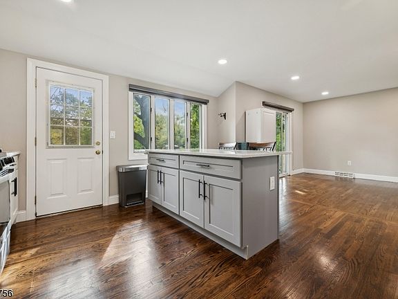 4th image of 102 Jamestown Rd