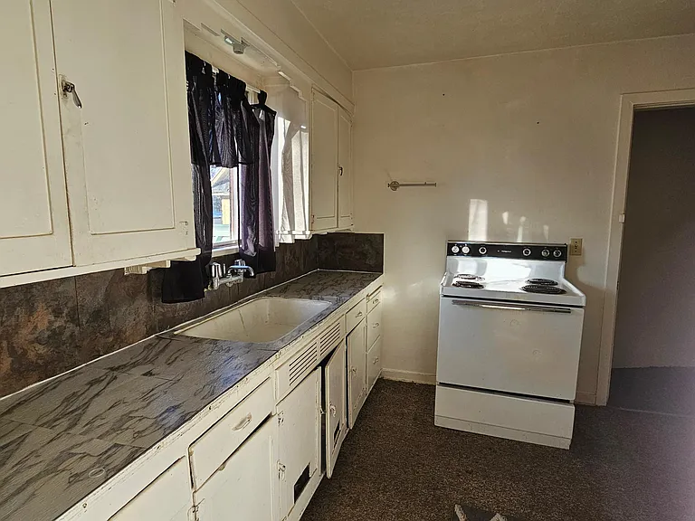 110 7th St #5 — Photo 4