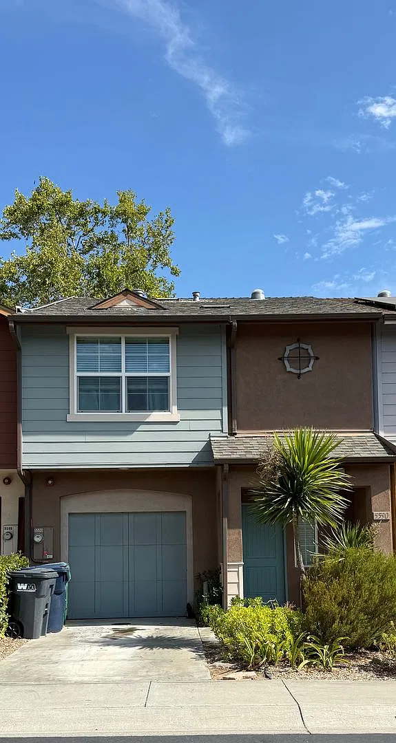 Beautiful 3 Bed 2.5 Bath Coming Soon *Do Not Disturb Tenants* — Photo 1