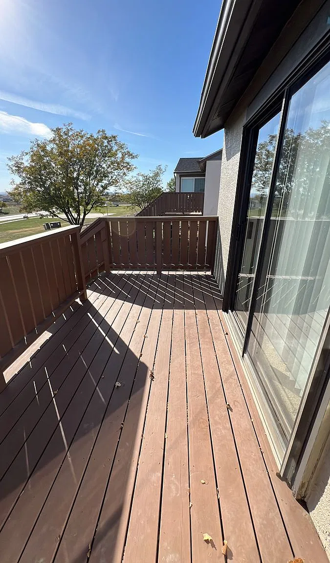 3 bed, 2.5 bath, 1328 sqft, $1,670 — Photo 2