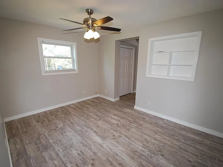 1710 Drake Ave — Photo 6