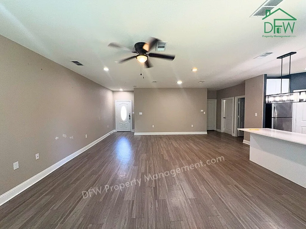 3 bed, 2.5 bath, 1956 sqft, $2,325 — Photo 4