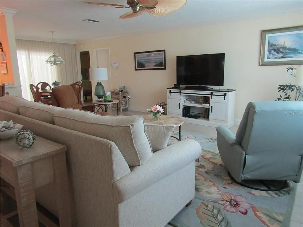 3 bed, 2.0 bath, 1574 sqft, $5,500 — Photo 3