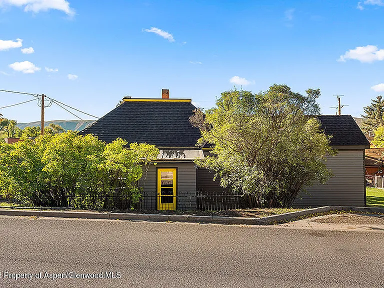 235 E Homestead Dr — Photo 2