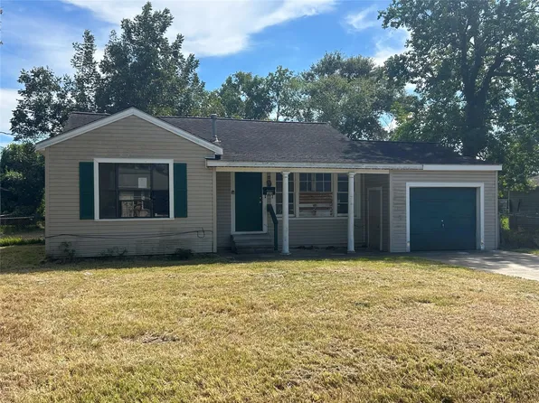 220 Charles Ave, Bridge City, TX 77611