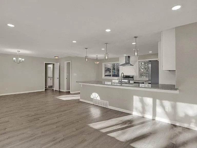 817 Westmoor Dr — Photo 4
