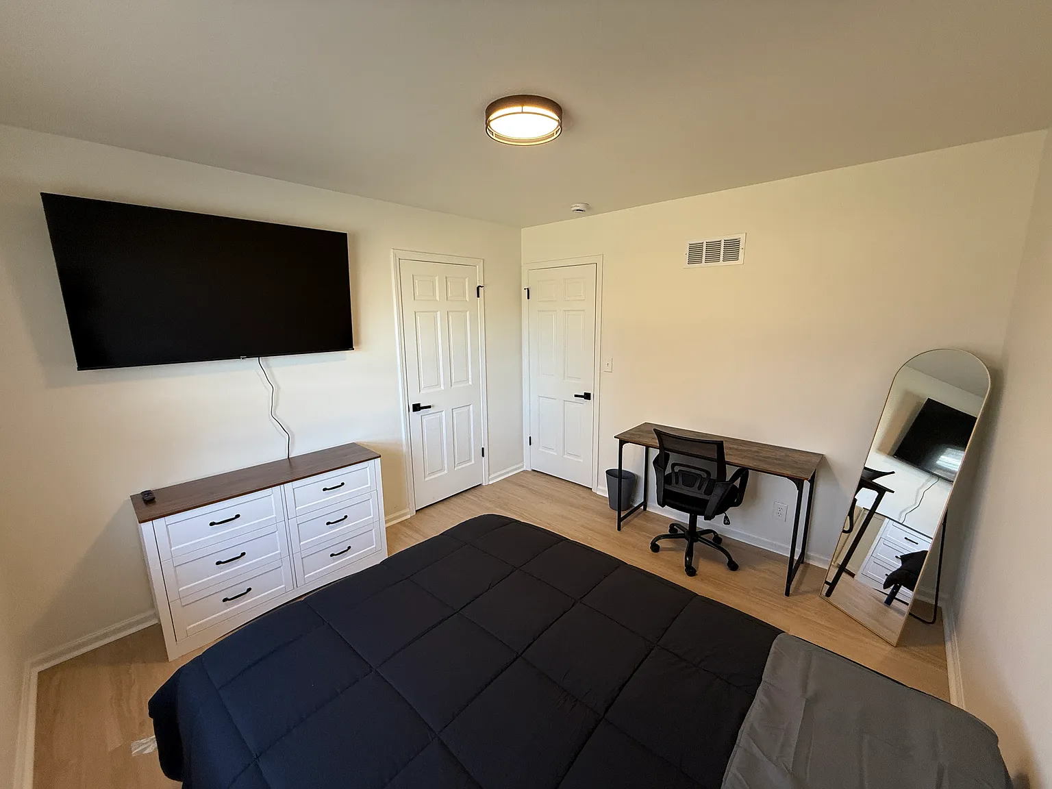 7 bed, 2000 sqft, $465 — Photo 4