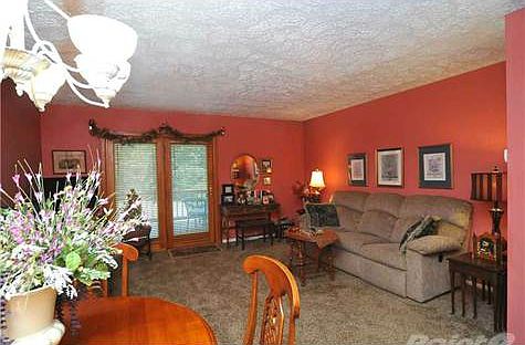 living room / dining combo