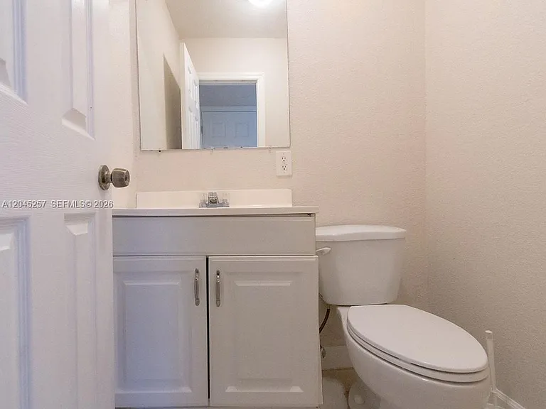 4648 NW 9th Dr #4648 — Photo 9
