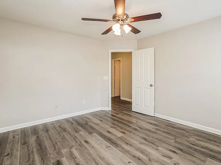 555 River View Dr — Photo 10