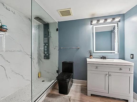 4th image of 1750 N Bayshore Dr APT 4210