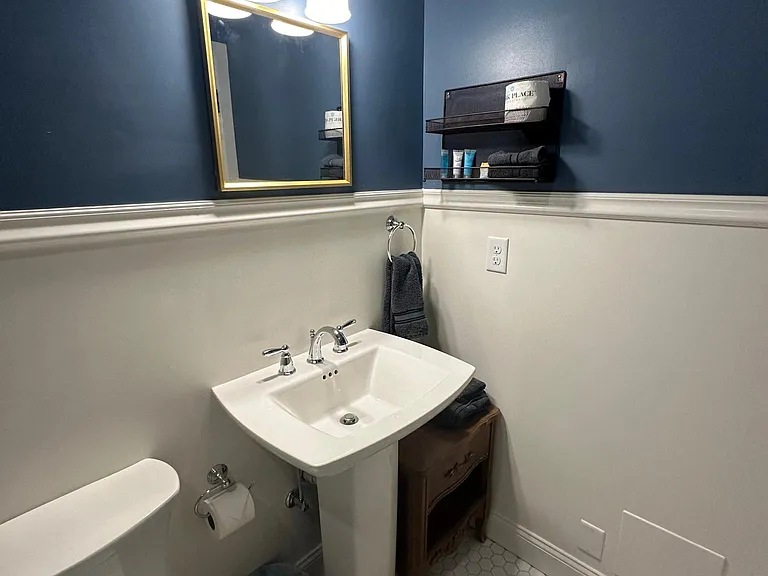 118 W 6th St #5 — Photo 5