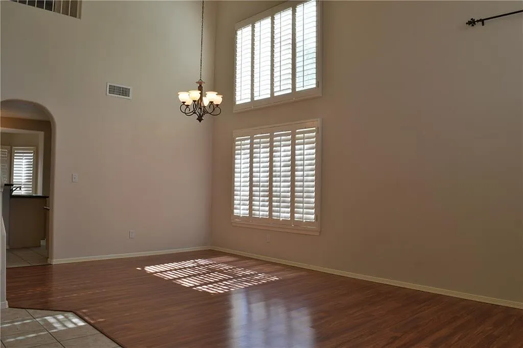 5 bed, 3.0 bath, 2807 sqft, $2,700 — Photo 4