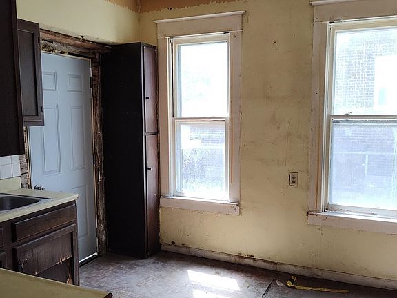 3rd image of 221 Regan St