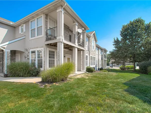 15935 S Crestview Dr, Olathe, KS 66062