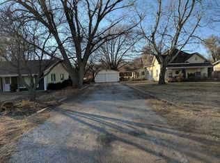417 W River Rd, Pratt, KS 67124