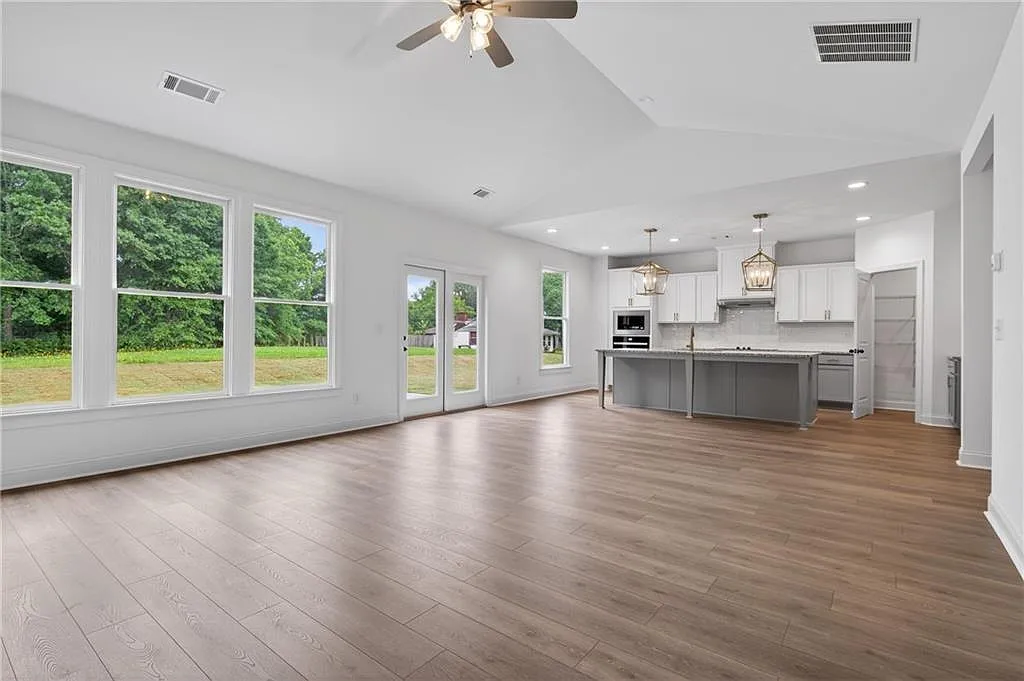 3 bed, 2.0 bath, 2084 sqft, $2,300 — Photo 4