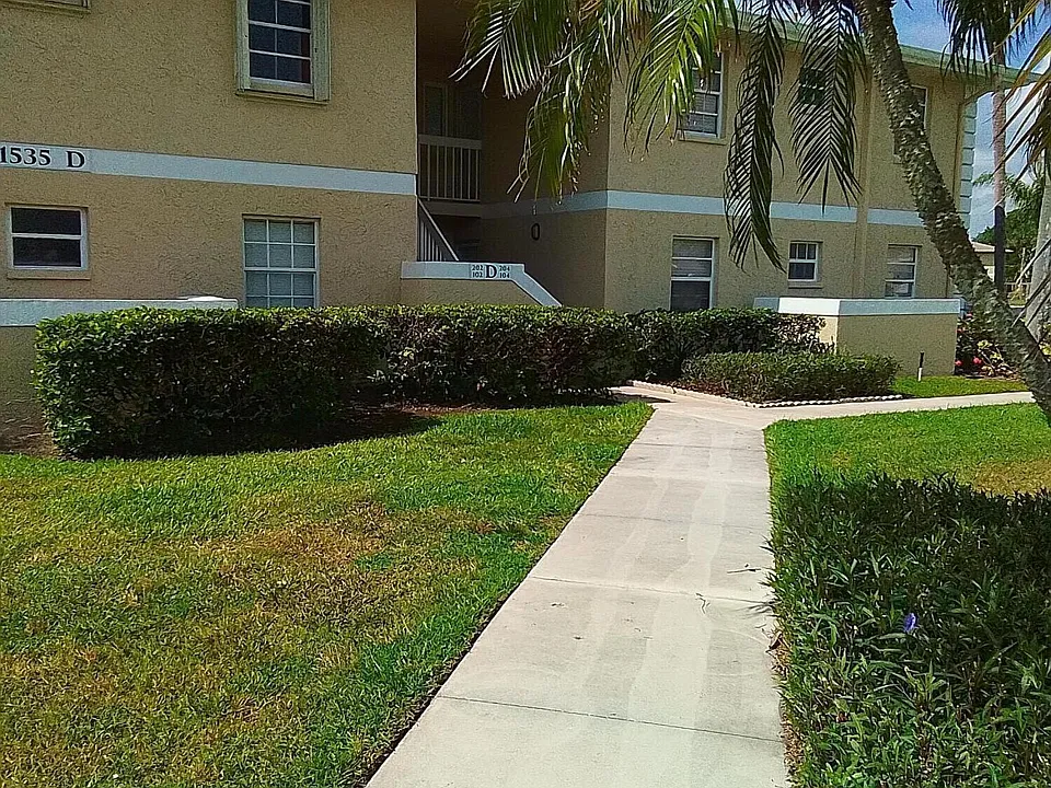 1535 SE Royal Green Cir #D-102