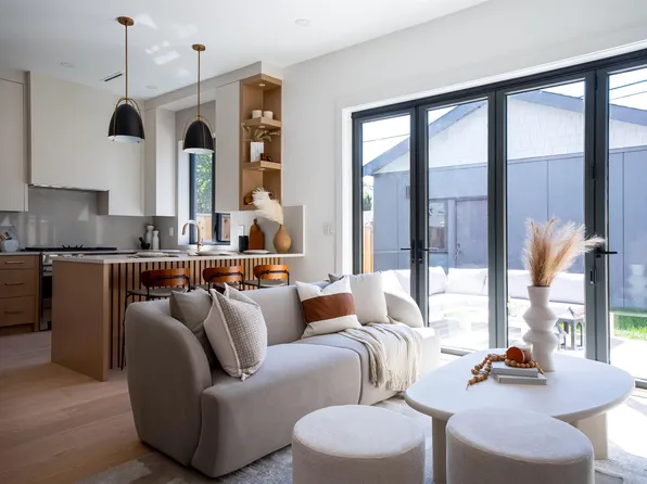 356 E 40th Ave #2, Vancouver, BC V5W 1L9