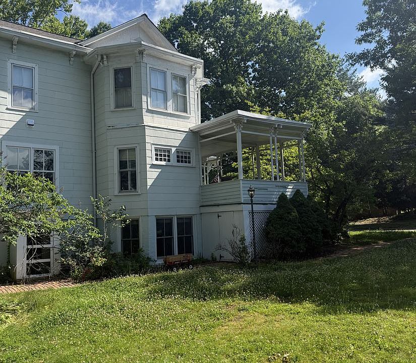 1st image of 207 Lake Ave #B