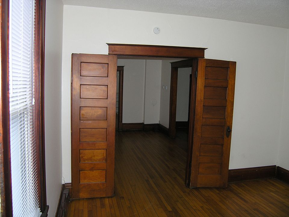 1st image of 262 Irving Ave N