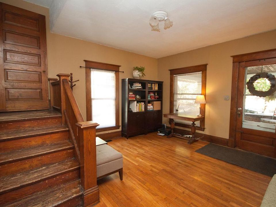 1st image of 942 Virginia St SE