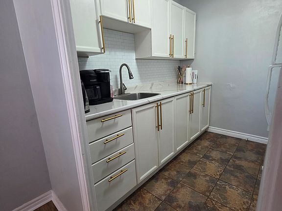 4th image of 1 Mowat Ave #106