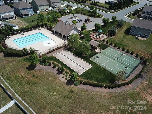 3rd image of 3690 Norman View Dr