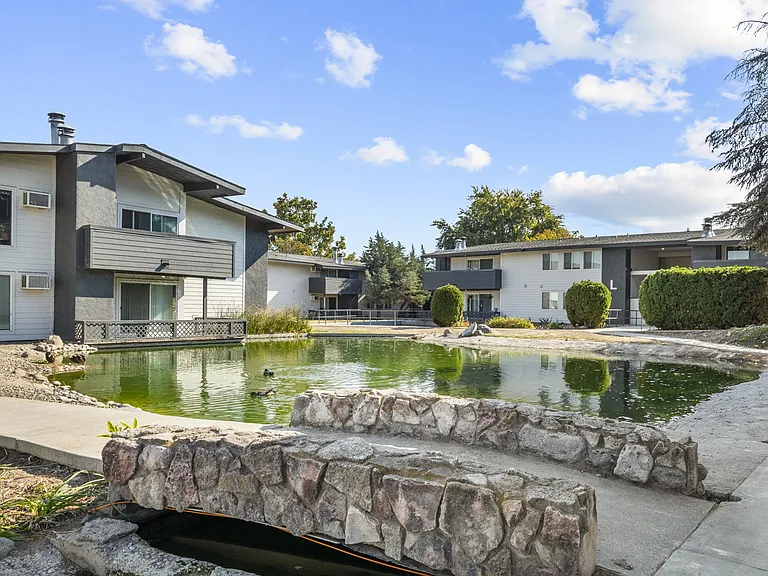 Exterior Lakeside Apartments in Kennewick, WA