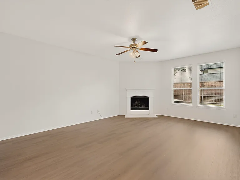 781 Lancashire Ln — Photo 3