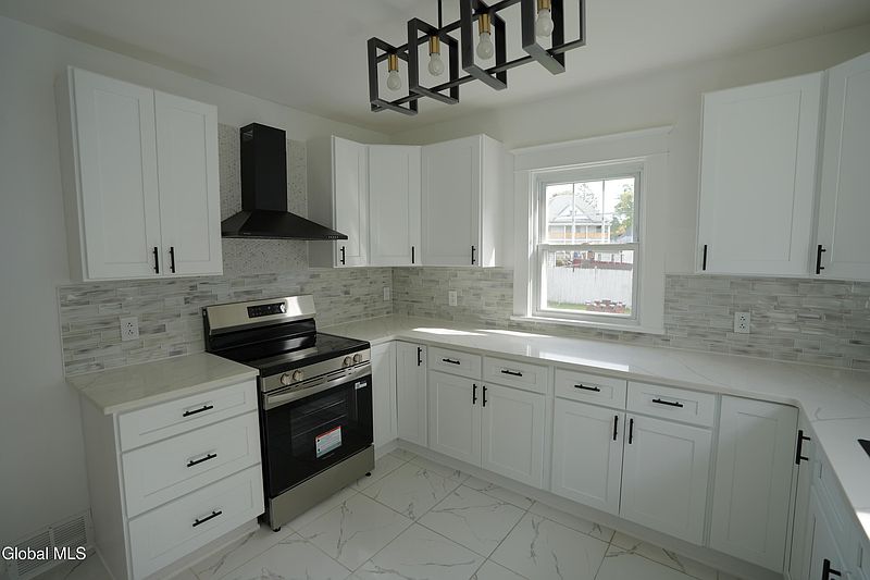 4th image of 467 Locust Avenue