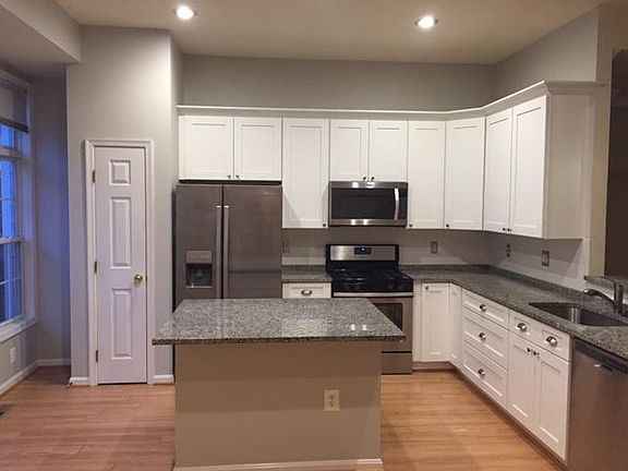 4th image of 406 Ashford La