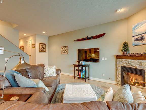 4th image of 1431 SE Columbia Way