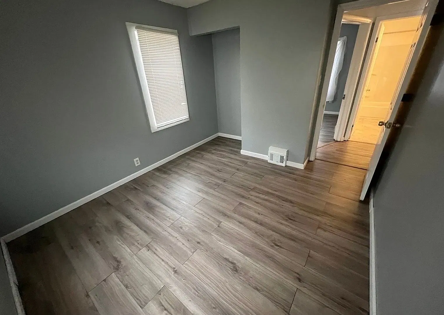 2 bed 1 bath home - 2210 Blades — Photo 2