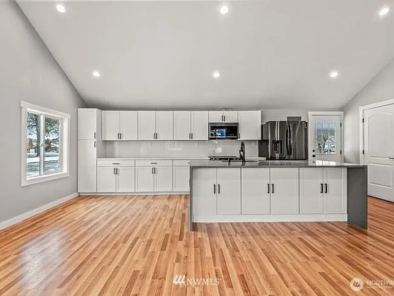 970 9th Ave — Photo 7