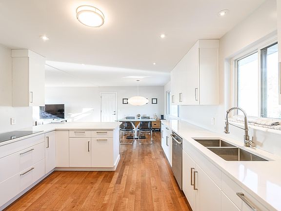 4th image of 1078 S Oak Hills Way