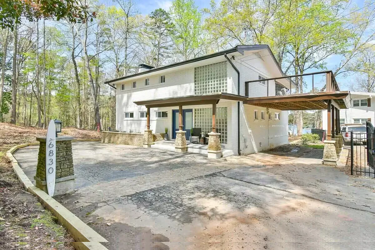 6830 Bailey Dr — Photo 2