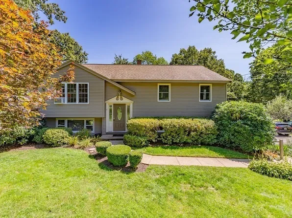 17 Clearview Dr, West Brookfield, MA 01585