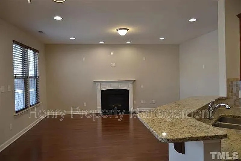 3 bed, 2.5 bath, 2346 sqft, $2,595 — Photo 4