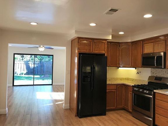 3rd image of 4814 Clydelle Ave