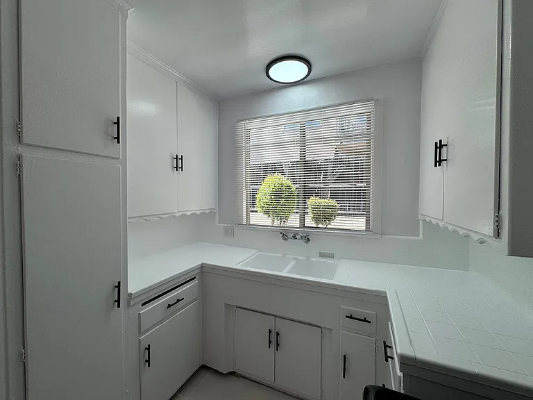 1728 1/2 N Gramercy Pl #1 — Photo 5