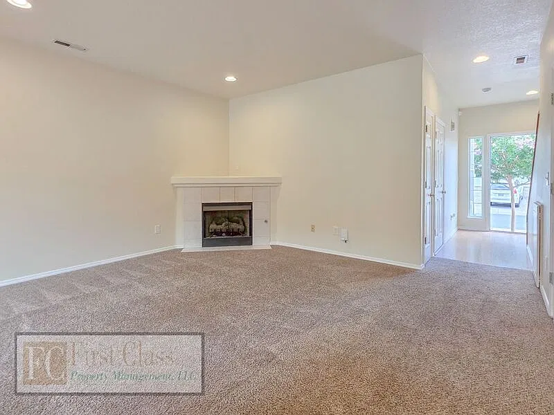3 bed, 2.5 bath, 1284 sqft, $2,395 — Photo 3