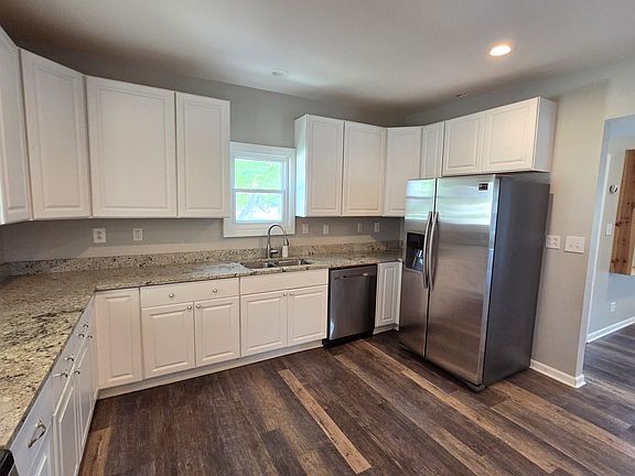 4th image of 408 Lawrence Ave