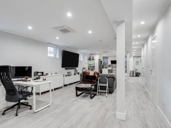 2020 Bleecker Street image 13 of 35