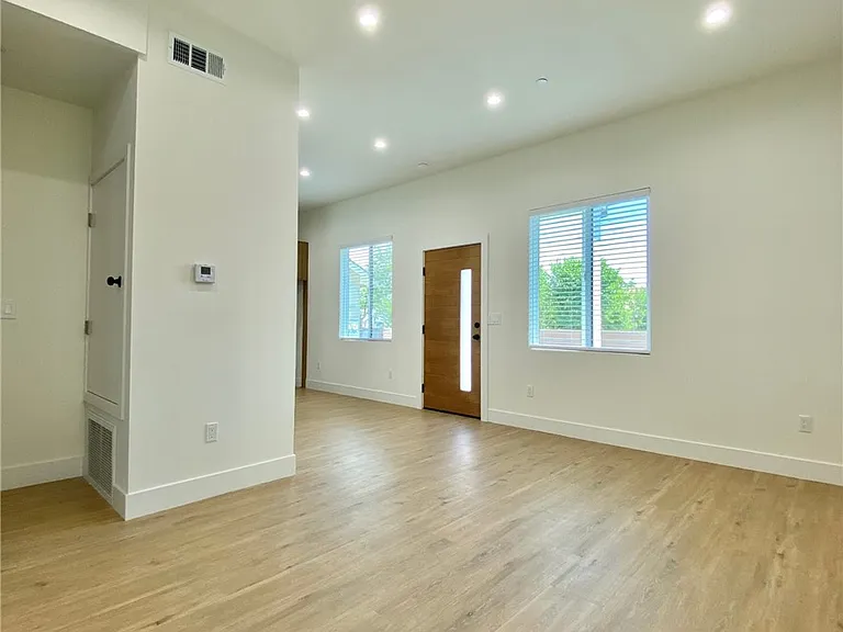 8821 Delco Ave — Photo 9