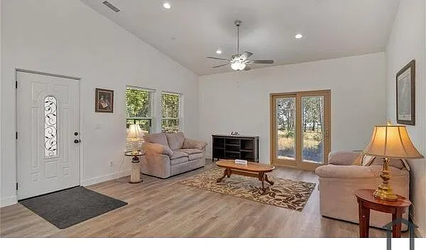 3 bed, 1410 sqft, $1,950 — Photo 2
