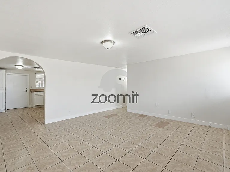 920 E 4th St — Photo 23