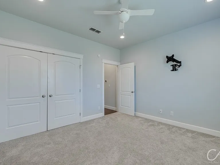 325 Mill Creek Dr — Photo 16