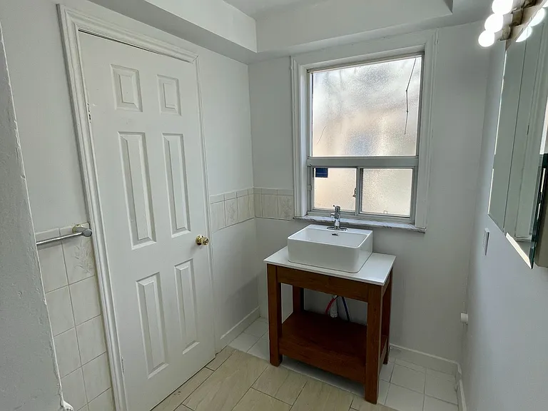 693 Ossington Ave — Photo 11