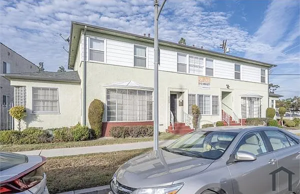 4067 Sutro Ave — Photo 2